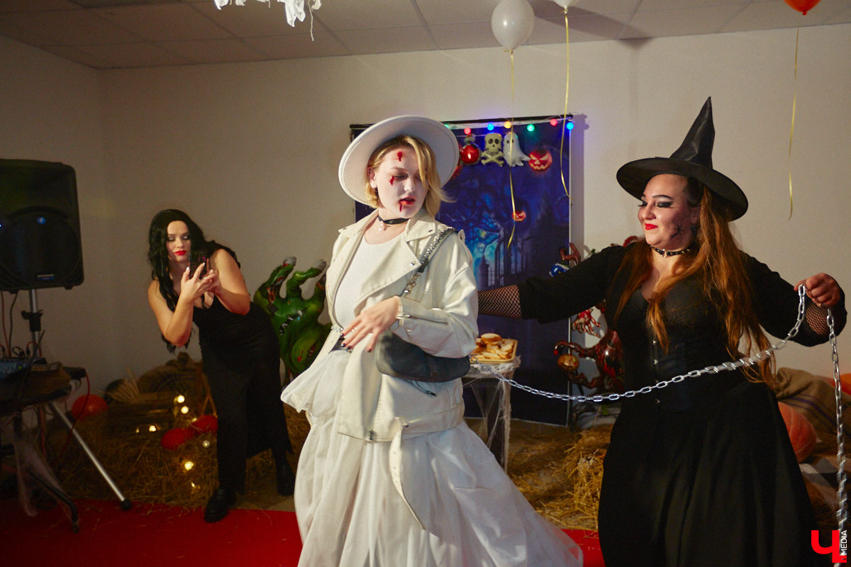 28 октября в Юрьевец со всего города слетелась нечистая сила. Притянула сказочных персонажей эксклюзивная вечеринка-дегустация в честь Хэллоуина. Все было пропитано духом праздника, начиная от лакомств в виде сырого мяса и заканчивая мрачной шоу-программой. «Ключ-Медиа» стал гостем этого ужасно вкусного и жутко интересного мероприятия.